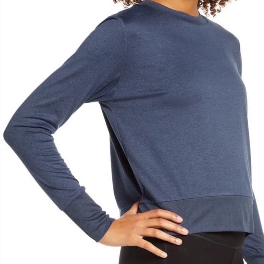 Vuori Women's Daydream Crew Neck in Navy. Size Small. Almost new condition!